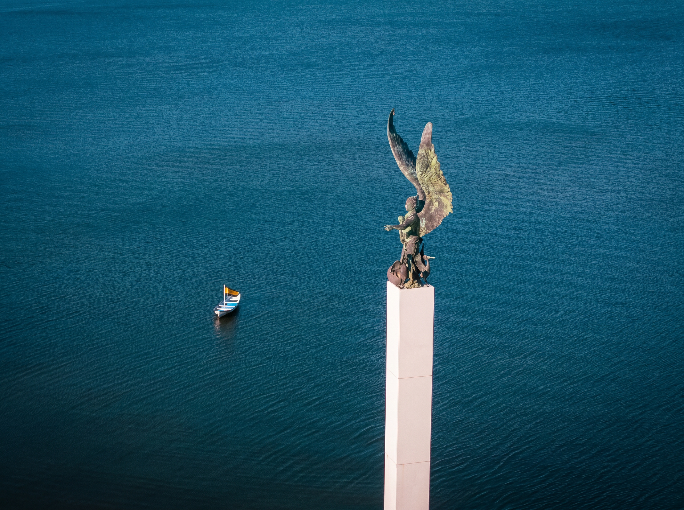 Monumento al Resurgimiento sobre el mar