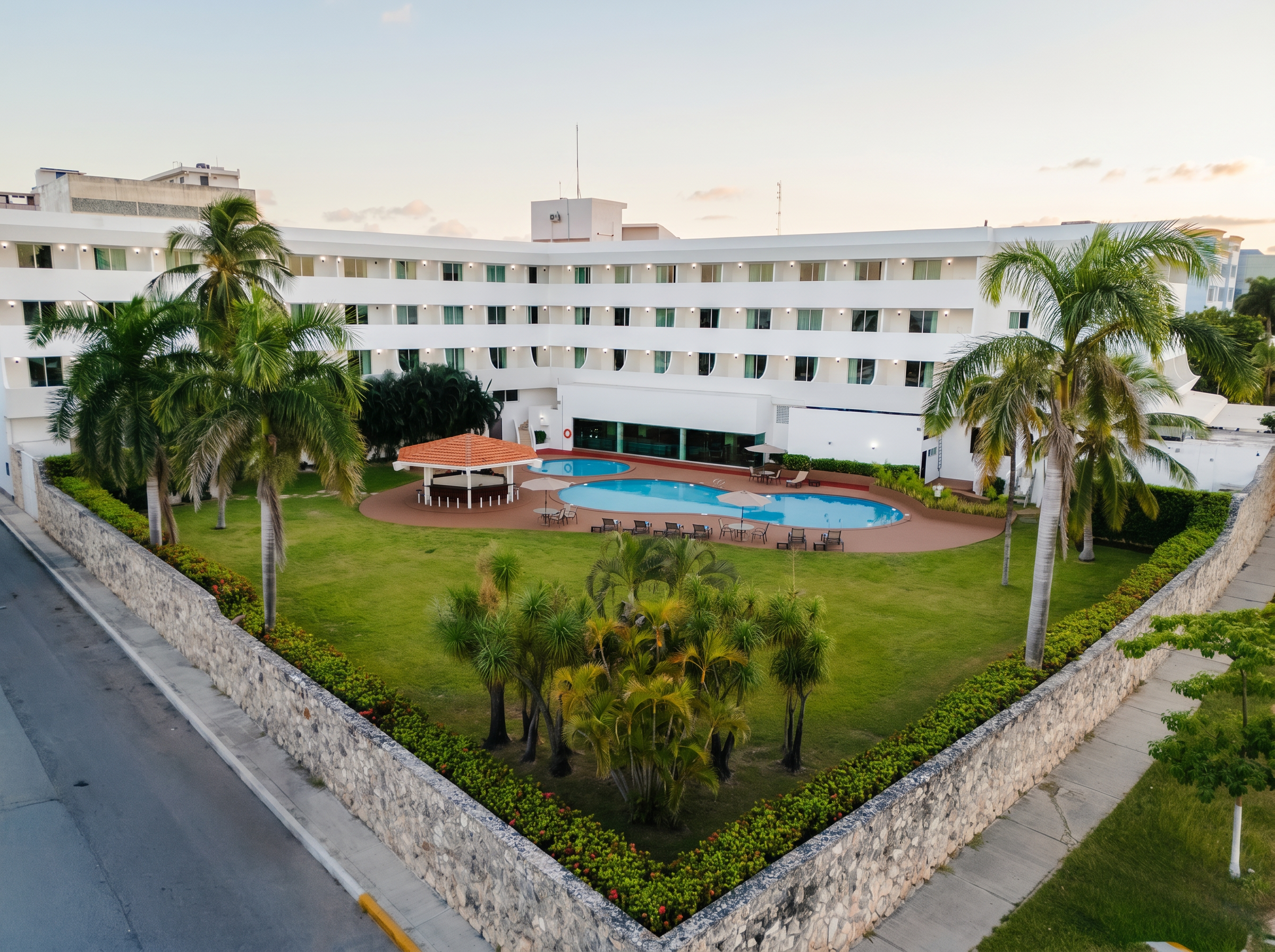 Vista aérea del hotel y su piscina